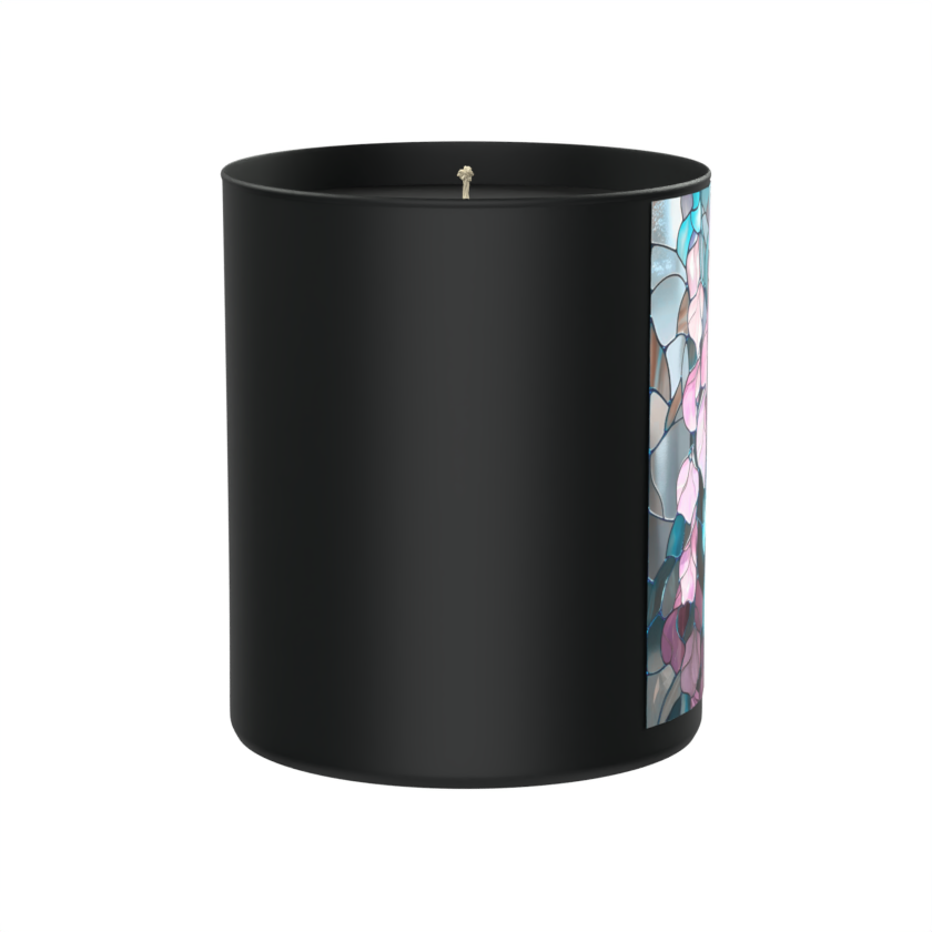 Enchanted woods, soft petals, and a little bit of mystery. 200g Black Candle ‘Dark Noir’
